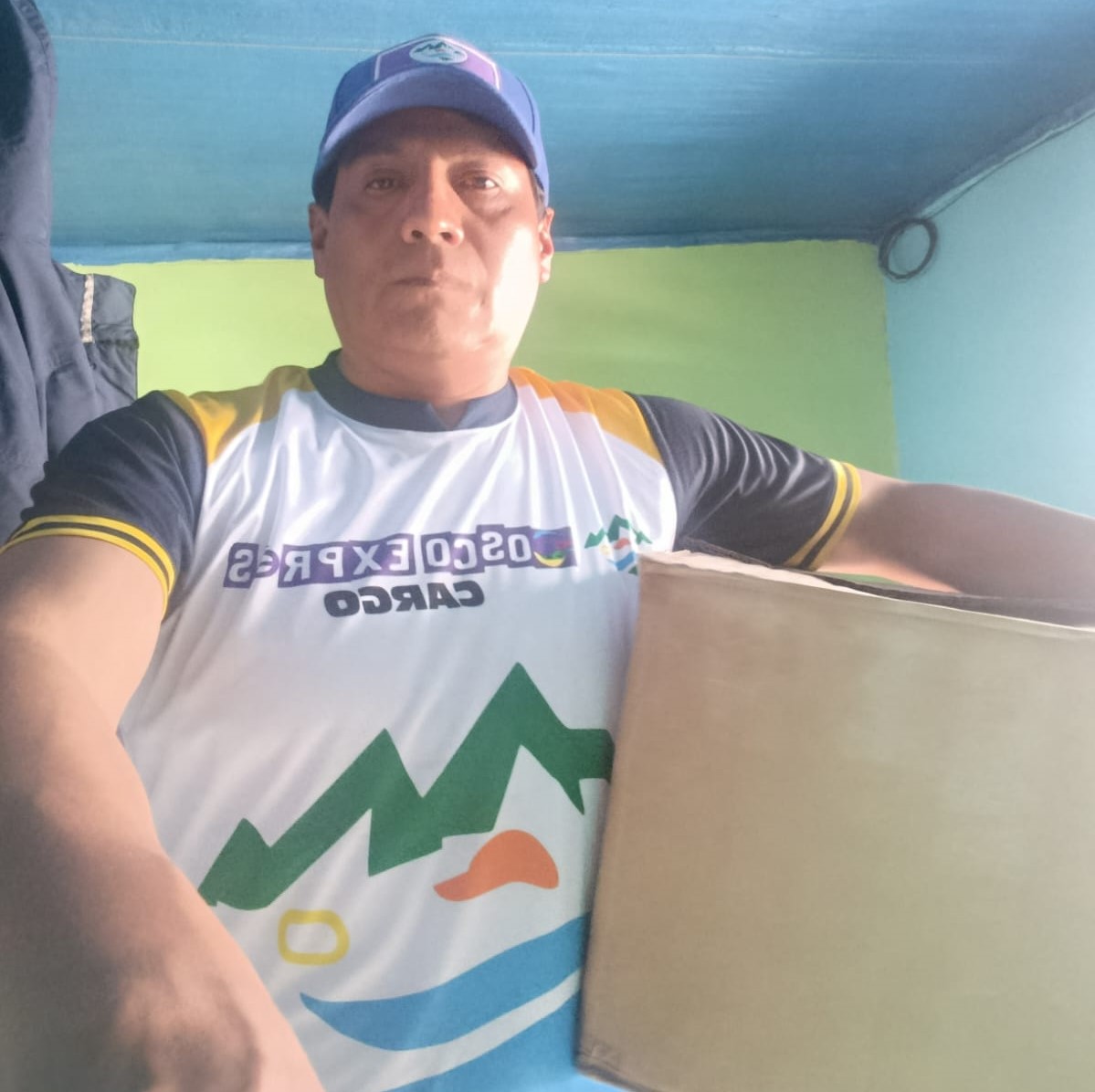 Vehículos cargando paquetes