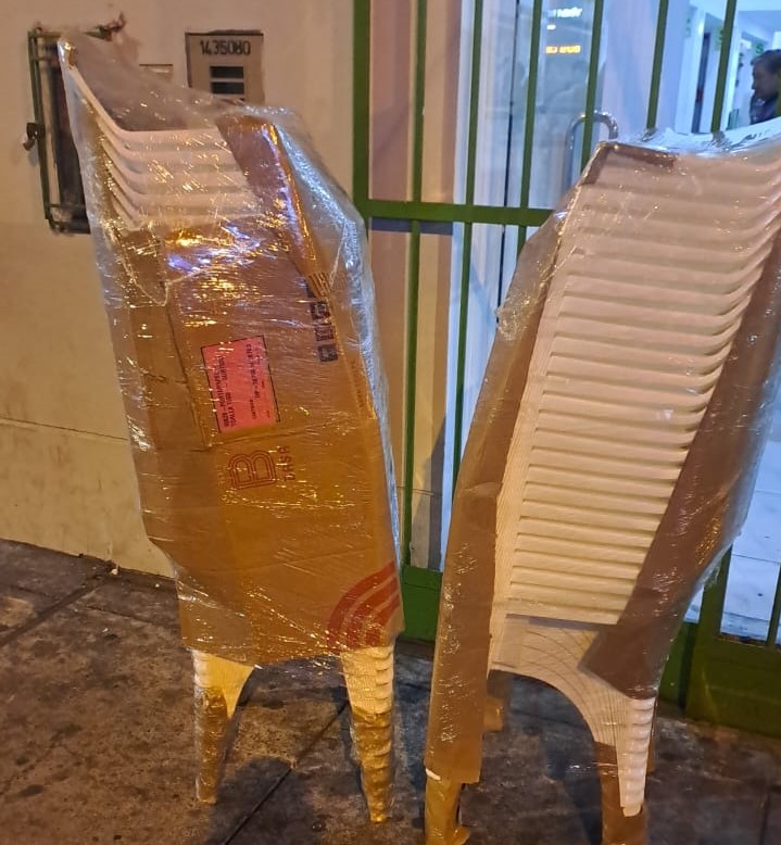 Jóvenes con cajas en mano